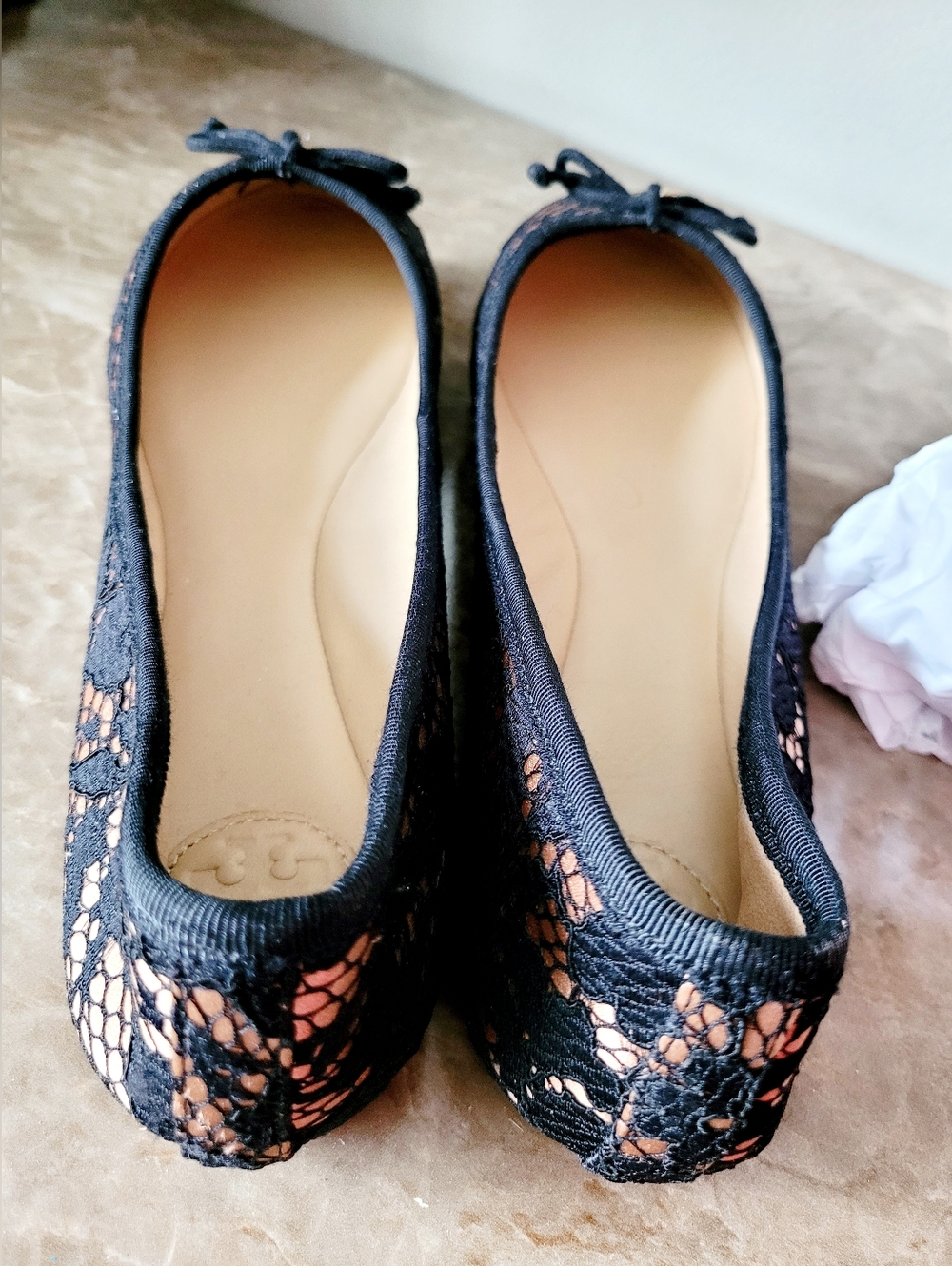 Tory Burch Chelsea Black/Nude Lace Ballet Flats with Gold Logo Charm US 9 NEW - Picture 15 of 16